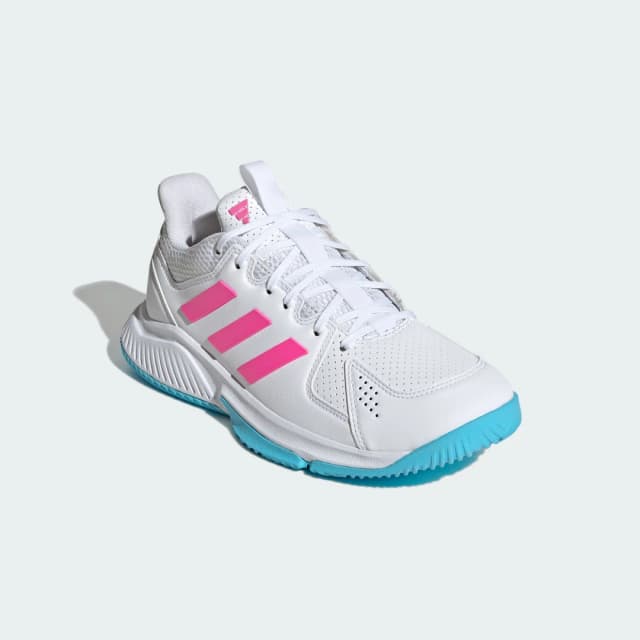 Detalle 2 de adidas Court Flight en color blanco: zapatilla de estilo clásico para el día a día