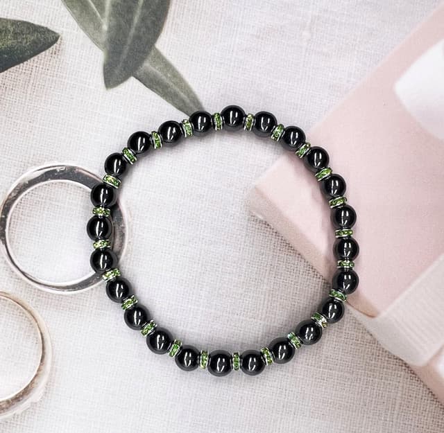 Detalle de Apocalyptic-K Magnetarmband mit Strasssteinen (6/8 mm) für Damen und Herren – antistatisch