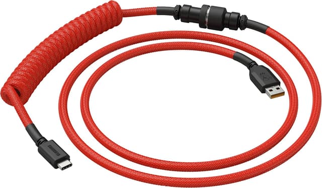 Detalle de GLORIOUS Gaming Premium Coiled Keyboard Cable – vergoldetes USB‑A (PC) auf USB‑C (Tastatur) in Crimson Red