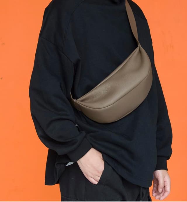 Detalle de DONNAIN genuine leather half-moon crossbody bag with adjustable strap