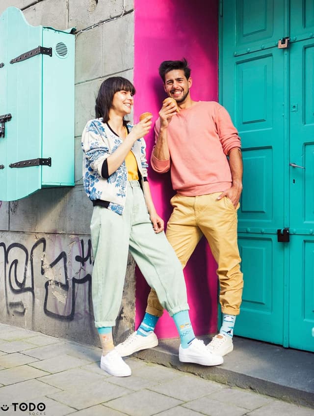 Detalle de TODO Colours Mountain Trail: lustige Motiv-Socken mit asymmetrischem Paar für Damen, Herren & Kinder