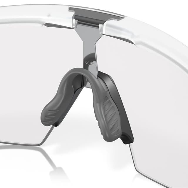 Detalle de Oakley Sphaera: gafas de ciclismo con lentes Prizm™ y ventilación frontal