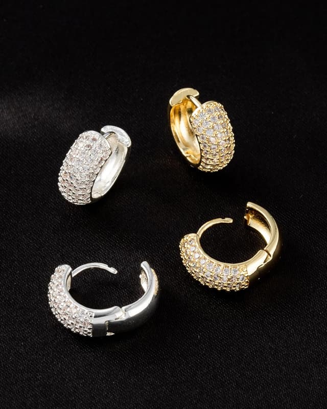 Thumbnail 3 de HANLI Orecchini uomo a cerchio (huggie) in argento 925 / oro placcato 14K con zirconi cubici anallergici