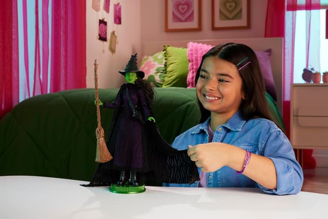 Detalle 2 de Mattel Wicked Elphaba Muñeca articulada con accesorios 🎬
