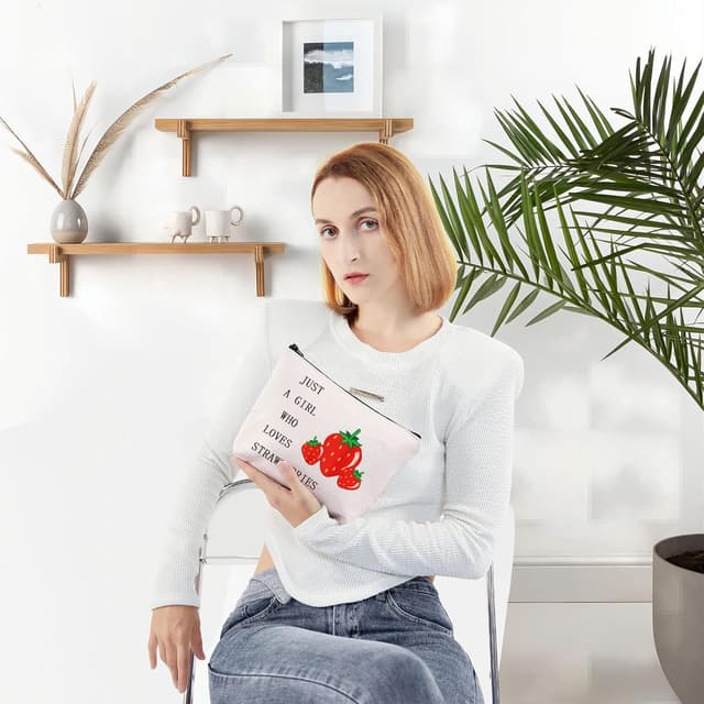 Detalle 2 de LEVLO Funny Strawberry cotton canvas cosmetic bag ("Just A Girl Who Loves Strawberries")