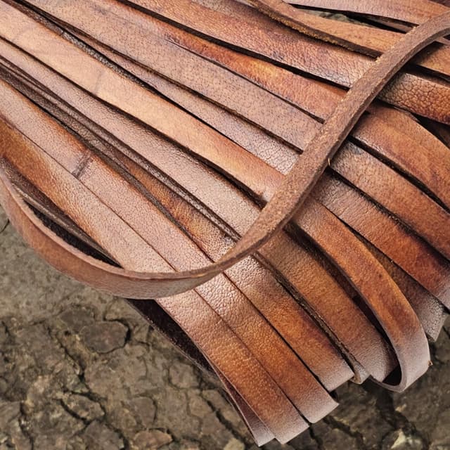 Detalle de Cordoncino di cuoio piatto 10 mm x 2,5 mm, marrone antico, 10 metri