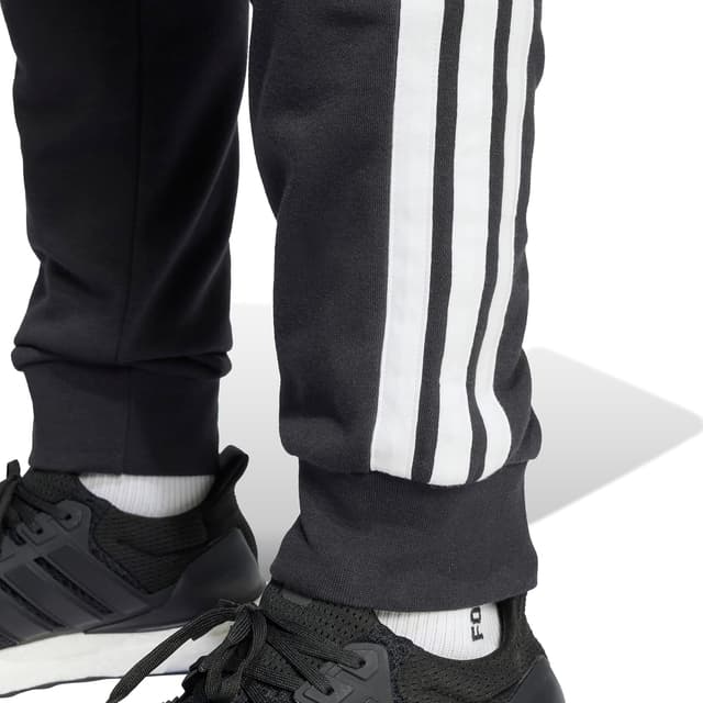 Detalle 2 de adidas Essential Three Stripes French Terry Pant 70% recycelt