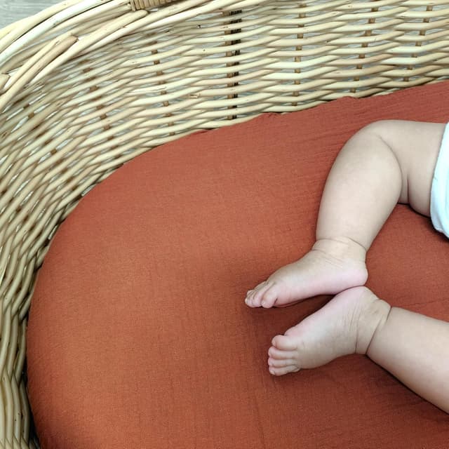 Detalle 2 de Peepeemax Musselin-Baumwolle Spannbettlaken 80x40 cm (2er-Set) – für Kinderwagen, Stubenwagen und Babybett