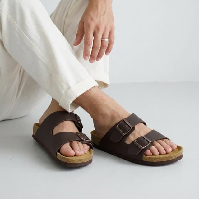 Detalle 2 de CUSHIONAIRE Lane Men’s Sandals with Cork Footbed and Adjustable Buckle