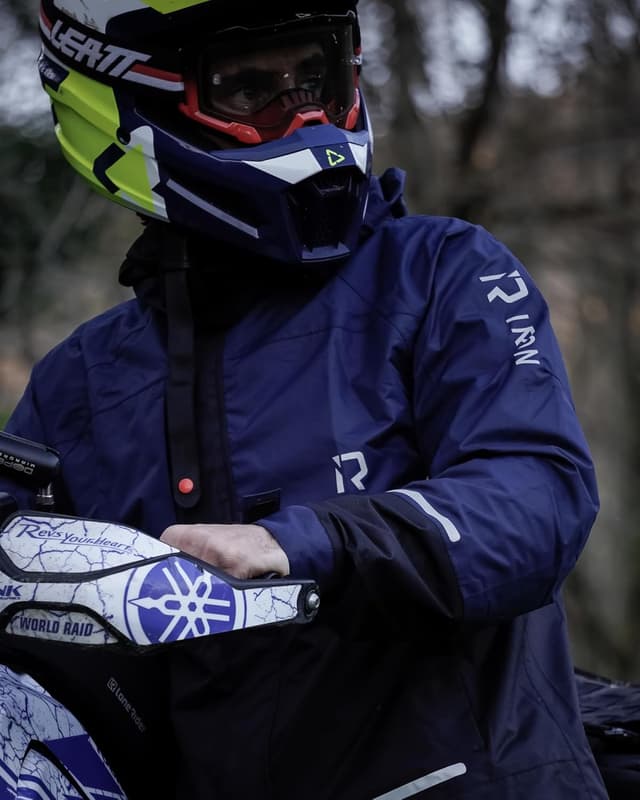 Detalle 2 de RIDEIRON Tuta antipioggia moto uomo impermeabile 10.000 mm traspirante riflettente, leggera e compatta