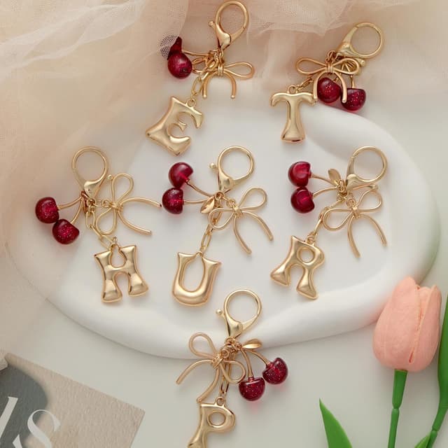 Detalle de Snylcce Initial A keychain with bow & cherry charm in gold-plated metal
