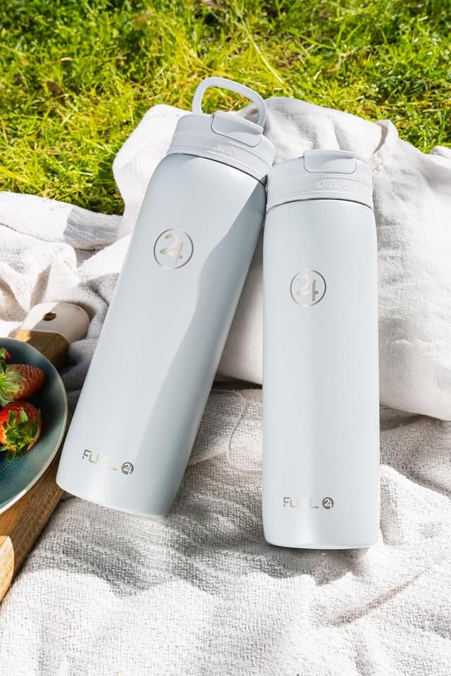 Detalle 2 de Fuel24 Duo stainless steel water bottle (700ml or 1L) with dual-use lid and straw – vacuum insulated flask