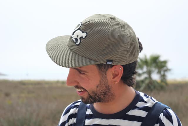 Detalle 2 de Surf Monkey casquette baseball en velours côtelé à visière plate (snapback, taille unique)