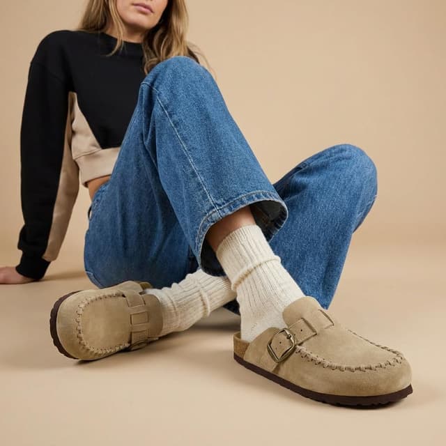 Detalle 2 de CUSHIONAIRE Canoe Genuine Suede Clogs for Women