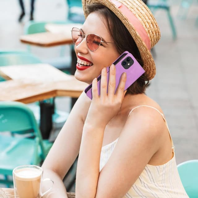 Detalle de GOTOURED Handyhülle für iPhone 11 – Klapphülle mit RFID-Blockierung, Kartenfächern, Magnetverschluss, Standfunktion & Handgelenksgurt (Lila)