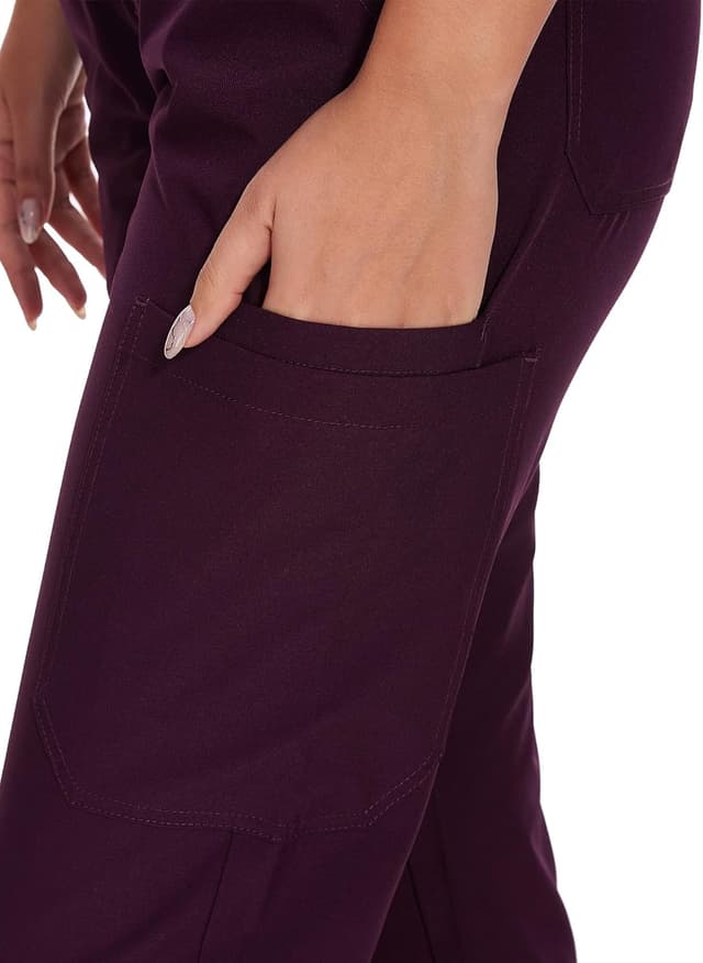 Detalle de COZYFIT Women’s V-Neck Scrub Top & Cargo Pants Set with 10 Pockets