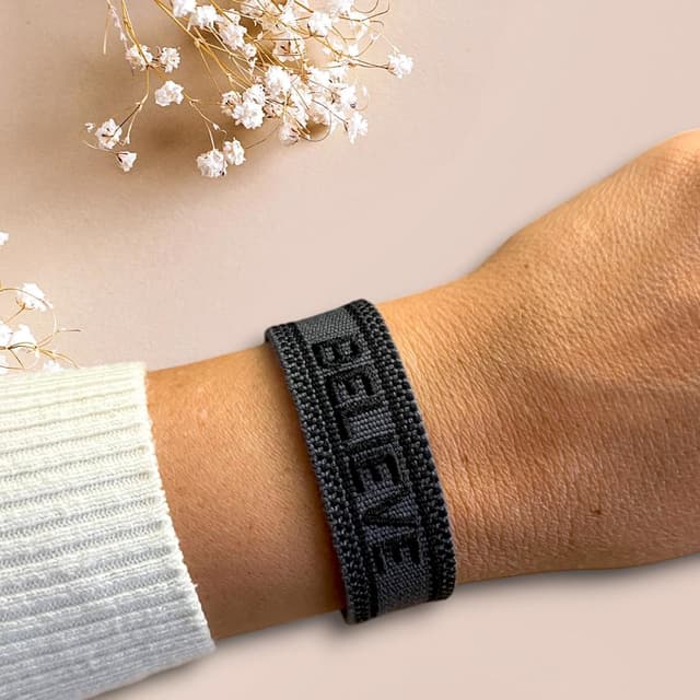 Detalle de Selfmade Jewelry Stoff-Armband schwarz mit „Love“-Detail – gewebtes Armband für Damen