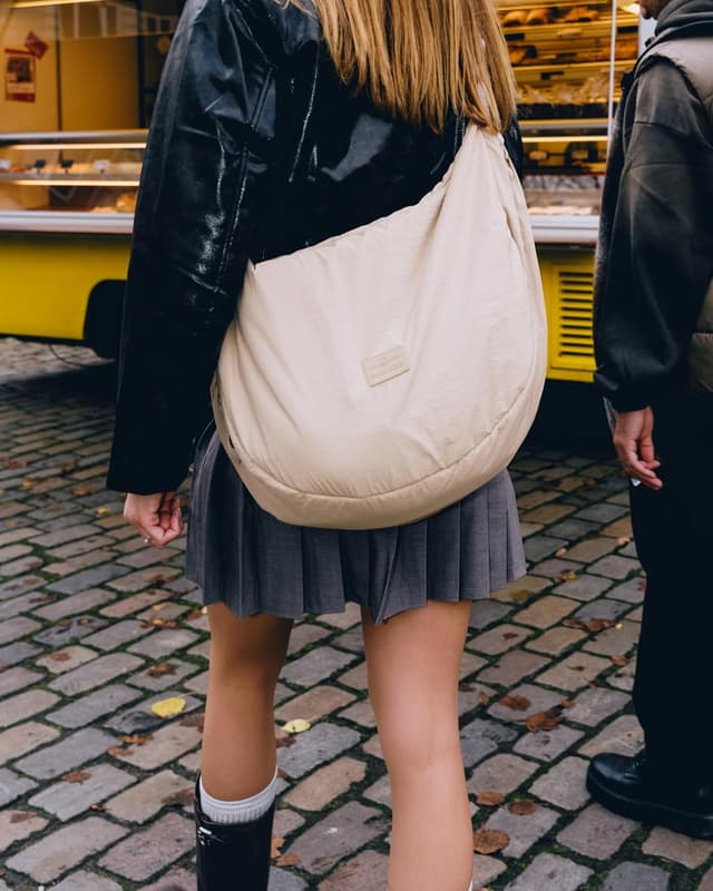 Thumbnail 2 de Johnny Urban Kaia XL Borsa a Tracolla a Mezzaluna in Nylon Puffer Beige (Half Moon)