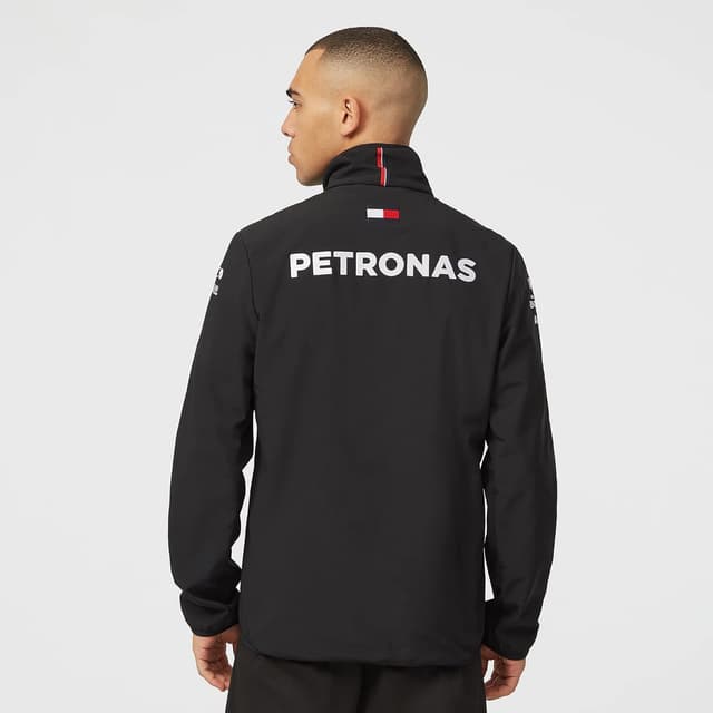 Detalle 2 de Giacca softshell ufficiale Mercedes AMG Petronas Formula One Team 2022 – Nero, taglie XS/M
