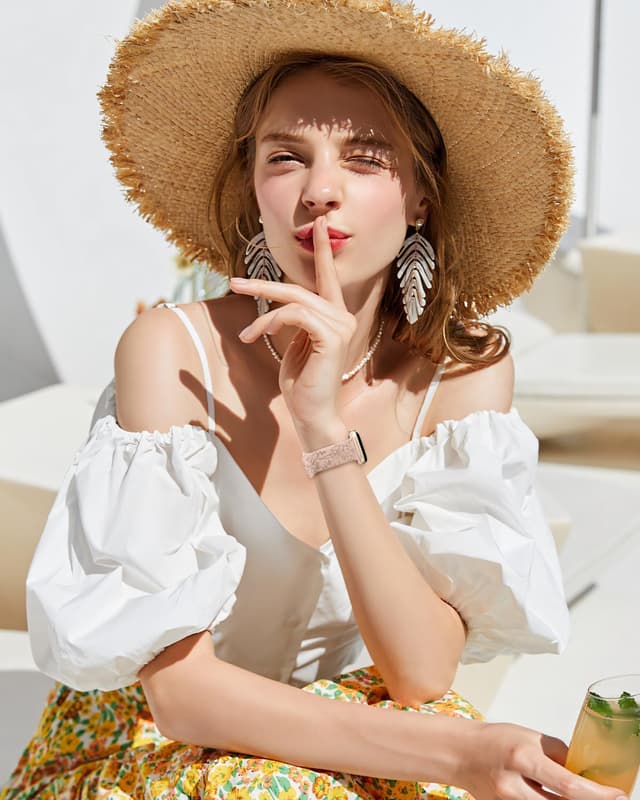 Detalle de Yoohoo Floral Engraved Strap Silicone Band for Apple Watch (38mm–49mm), Milk Tea