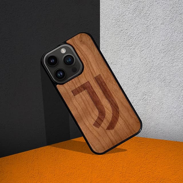Detalle 2 de Iconic Puzzles Juventus Cover ufficiale in legno 100% sostenibile per iPhone 14