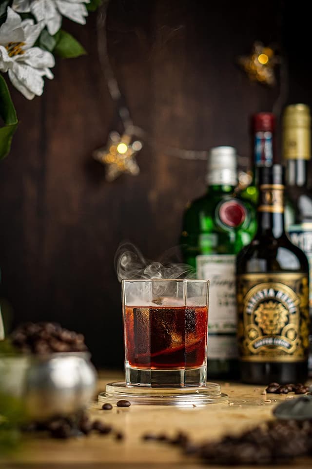 Detalle de Kaffeelikör als Kurzer/Stamperl mit Kaffeebohnen eigener Trommelröstung & echtem Rum (20%, 16 x 20 ml)