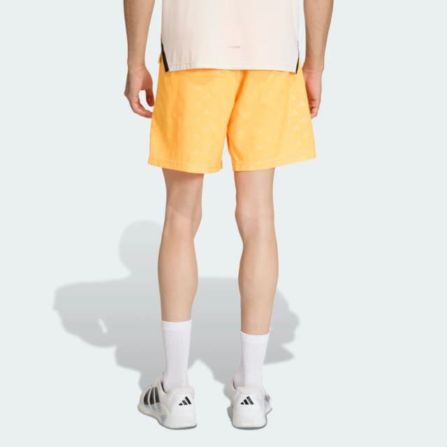 Detalle 2 de Pantalón corto técnico de entrenamiento adidas ESSENTIALS BrandLove (naranja)