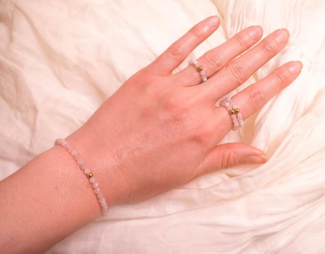 Detalle de BERGERLIN Echter Naturstein Perlen Ring mit Rosenquarz, vergoldeter Perle & Echtheitszertifikat – Unisex Fidget-Ring für Stressabbau