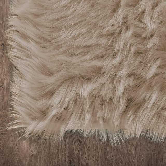 Detalle de Latepis Gray Faux Fur Throw Rug (3x4) for Bedroom & Bedside Comfort