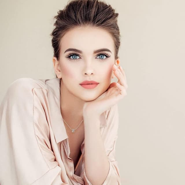 Detalle de VANSZA Damen-Kette aus Sterlingsilber 925 mit Zirkonia, geometrisches Love-Motiv