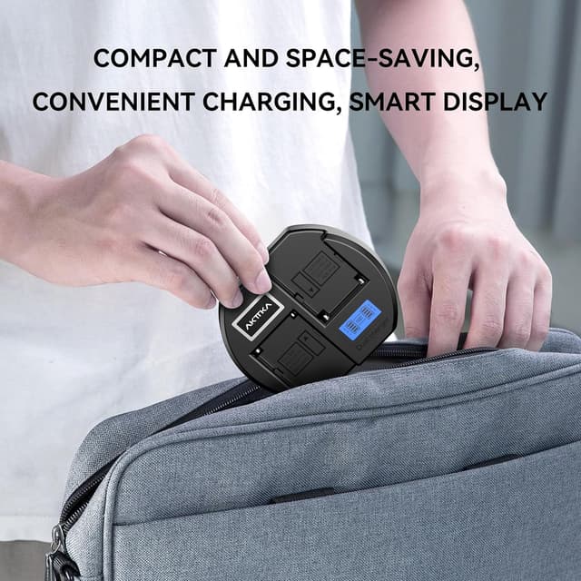 Detalle de AKTTKA NP-F550 Akkus 3000 mAh (2er-Pack) + PD18W Dual-Slot-Schnellladegerät mit USB‑C