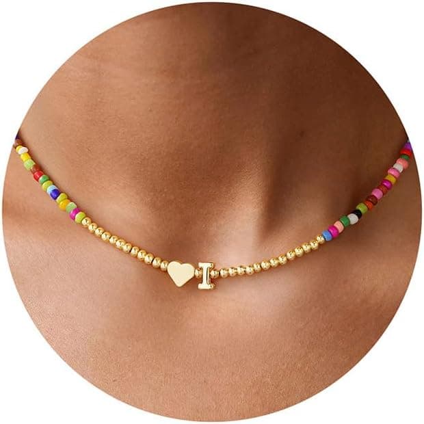 Detalle de TINGN bunte Perlenkette für Damen & Mädchen mit Herz- und Buchstabenanhänger – handgefertigt, vergoldet