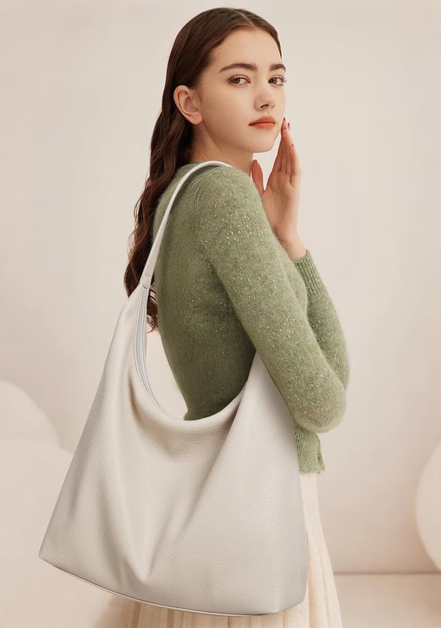 Detalle de KALIDI vegan leather tote bag large capacity