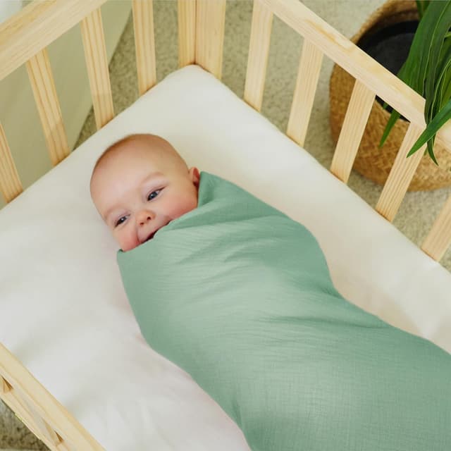 Thumbnail 6 de Baby Pucktuch Musselin-Wickeldecke (104x94 cm), 100 % Baumwolle – atmungsaktiv zum Einwickeln, Stillen & mehr (Hellgrau & grün)