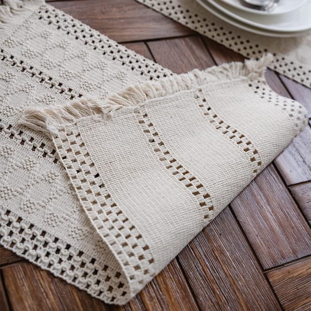 Detalle 2 de Alynsehom Macrame Table Runner in Cream Beige (12 x 108 in) with Tassels