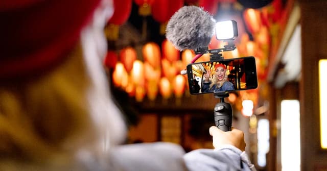 Detalle de Røde Vlogger Kit Universal: Smartphone-Vlog-Set mit VideoMicro-Mikrofon, LED und Stativ