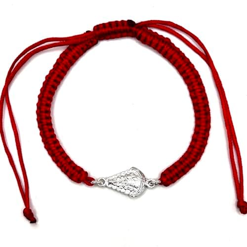 Detalle de Pulsera Virgen del Rocío en plata de ley con macramé rojo MASBARATA (cierre nudo corredero)