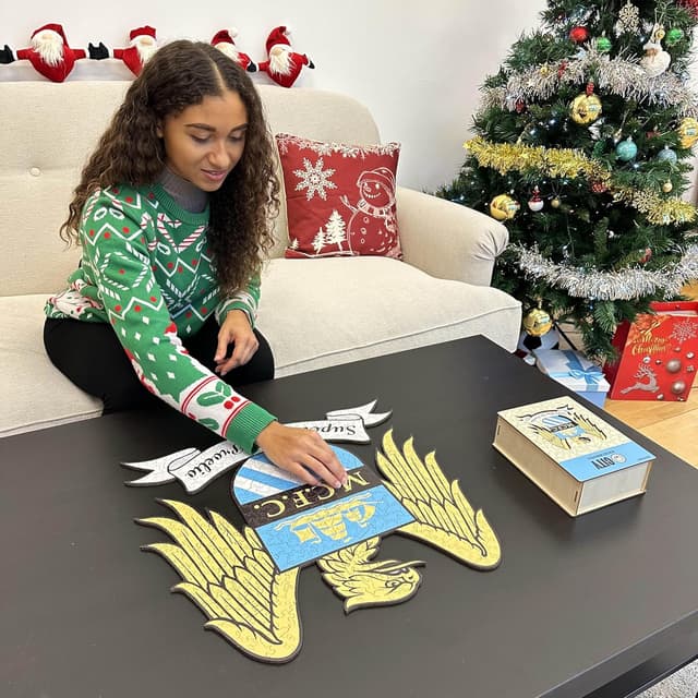 Detalle 2 de Iconic Puzzles Manchester City Retro Logo, puzzle di legno sostenibile taglia S (150 pezzi)