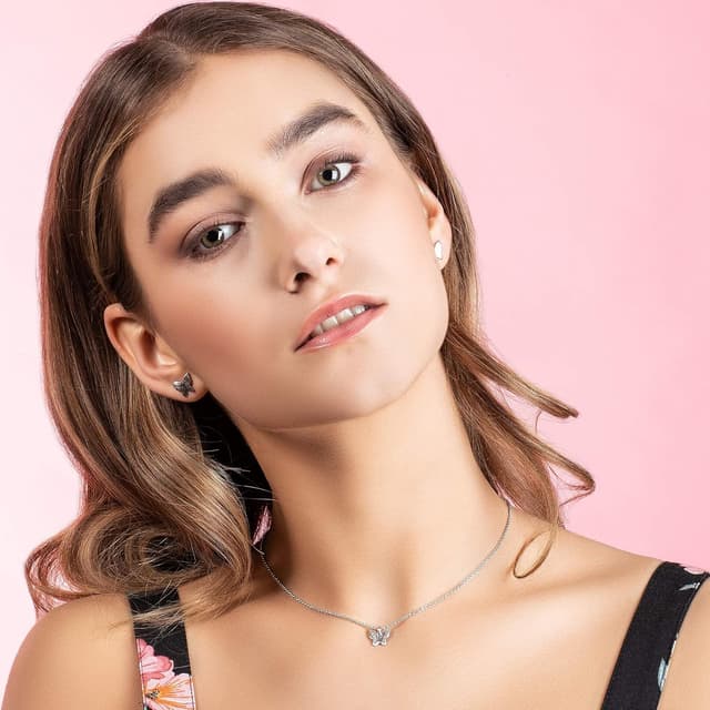 Detalle de Boucles d’oreilles papillon Namana (puces) avec finition brossée et écrin cadeau