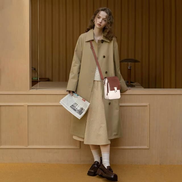 Detalle de Leathario vegan leather cross body bag for women with RFID blocking slots (small phone & everyday purse)