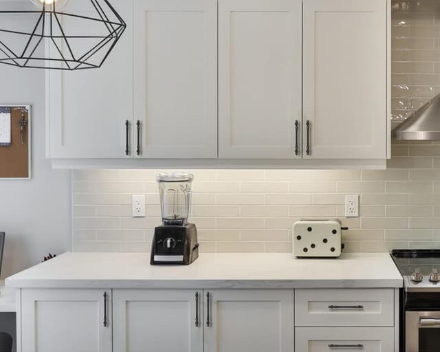 Detalle 2 de Amerdeco Set da 6 maniglie per mobili da cucina Foro 96 mm, bronzo oliato (lega di zinco) UK0017