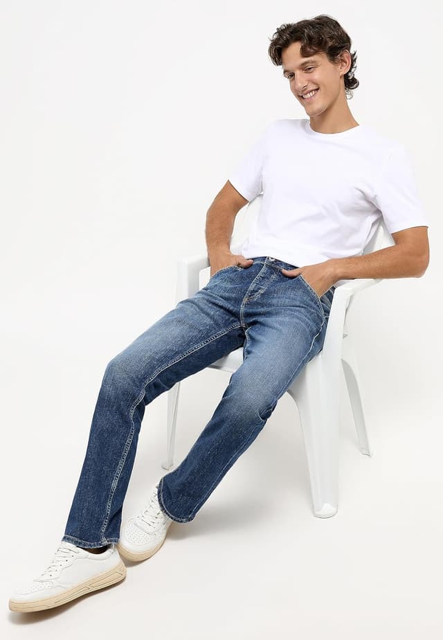 Detalle de MUSTANG Michigan Straight Herrenjeans