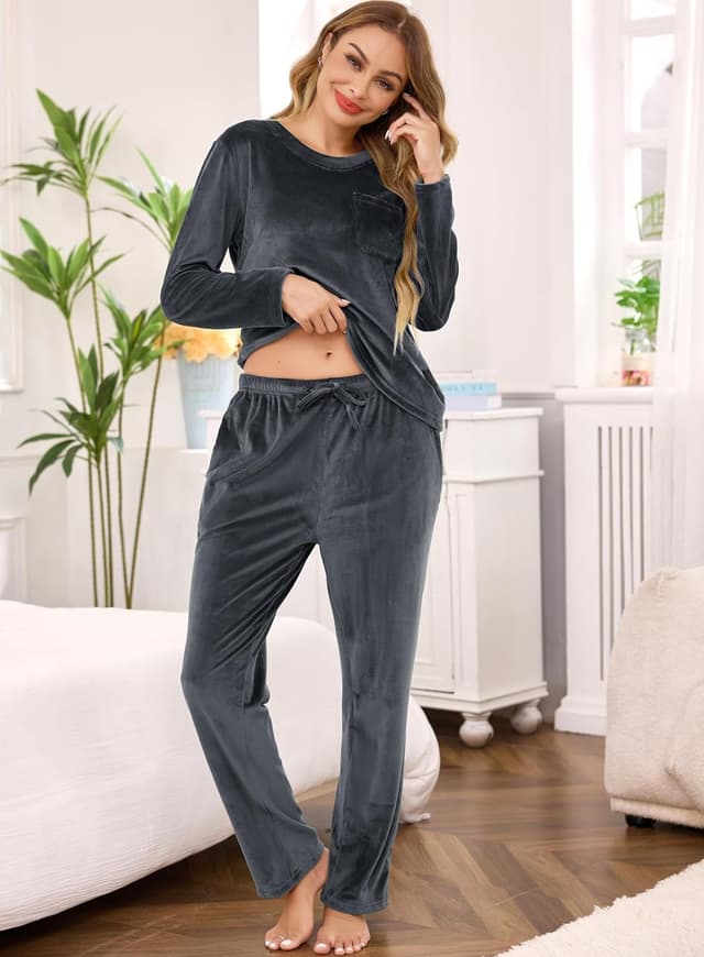 Detalle de Lovasy women’s warm fleece pyjama set with pockets (long-sleeve top, V-neck)