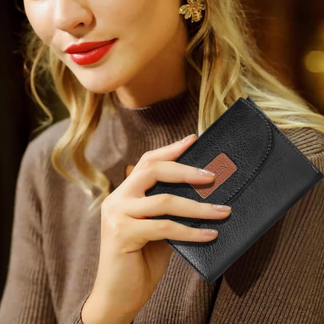 Detalle 2 de SENDEFN Women’s Cow Print Vegan Leather Bifold Wallet with RFID Blocking and Zipper Coin Pocket