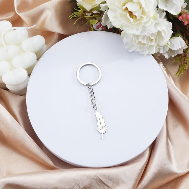 Detalle 2 de OBEISN Schlüsselanhänger aus Edelstahl mit Feder-Design – kleiner Hingucker fürs Mitnehmen