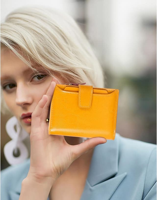 Detalle de SENDEFN Women’s RFID Blocking Leather Small Compact Bi-fold Wallet with ID Window (13 x 10 x 3 cm)