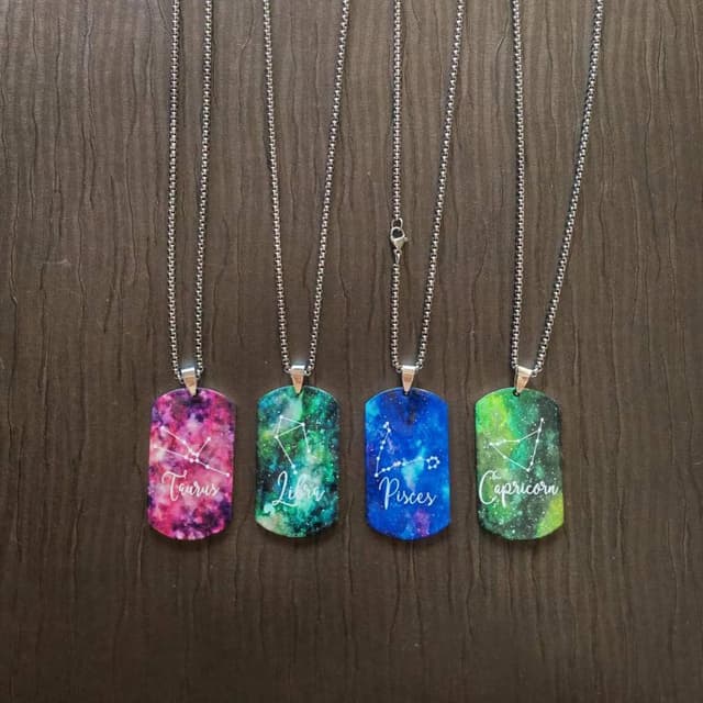 Detalle de Caimeytie Halskette aus Edelstahl mit farbigem Anhänger (12 Sternzeichen/„Konstellationen“) – Geschenkverpackung