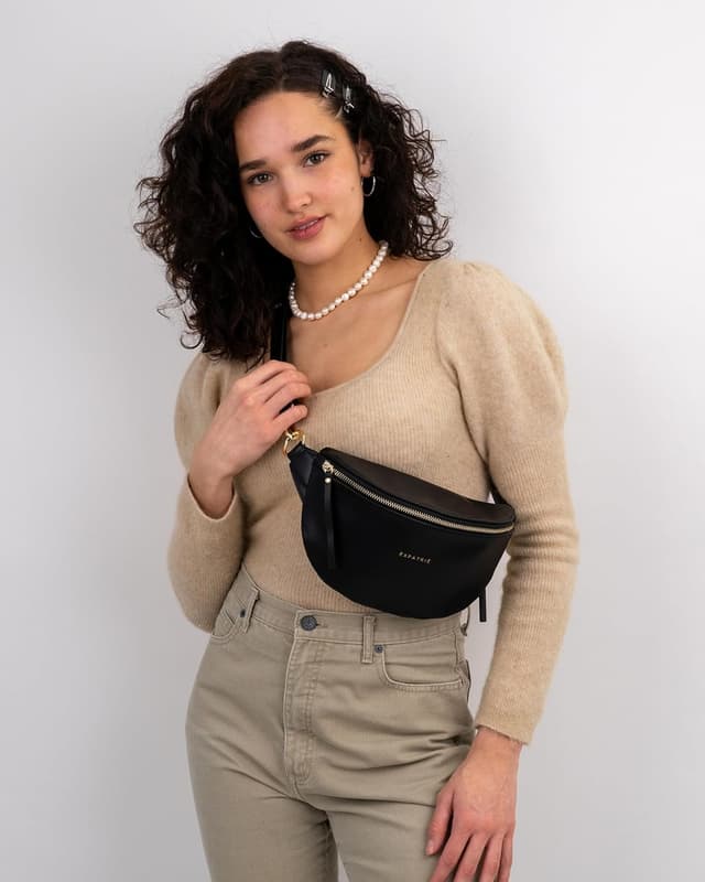 Detalle 2 de Expatrié Alice Small Damen-Bauchtasche in Orange – wasserabweisende Gürteltasche aus veganem Leder mit verstellbarem Riemen