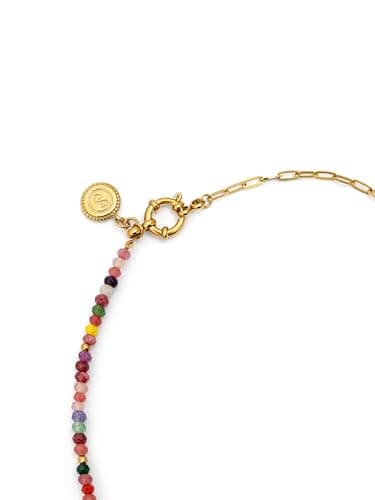 Detalle de Collar Chic Amalia SINGULARU en acero con baño en oro de 18 Kt y cristales de color