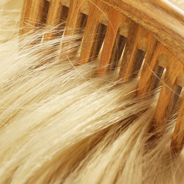 Detalle 2 de COM-FOUR Peigne en bois de santal 18,5 cm 💇